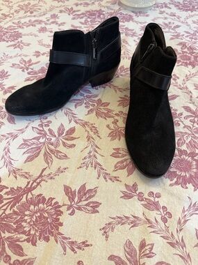 NWOT Sam Edelman Black Suede Women’s Ankle Boot with Side Zip size 6